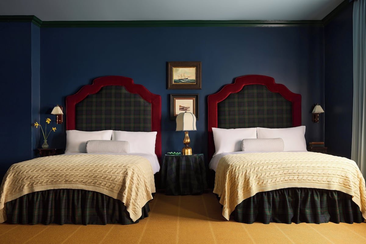 Habitación Deluxe, 2 camas matrimoniales | Ropa de cama de alta calidad y minibar
