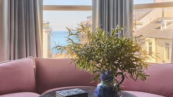 Deluxe Room, 1 King Bed | Premium bedding, minibar, in-room safe, desk