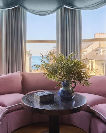 Deluxe Room, 1 King Bed | Premium bedding, minibar, in-room safe, desk