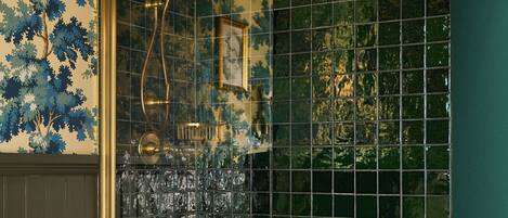 Een badkamer met een bad, een douche en een toilet.