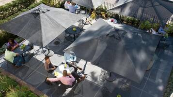 2 restaurantes; se sirve desayuno, almuerzo y cena; cocina internacional