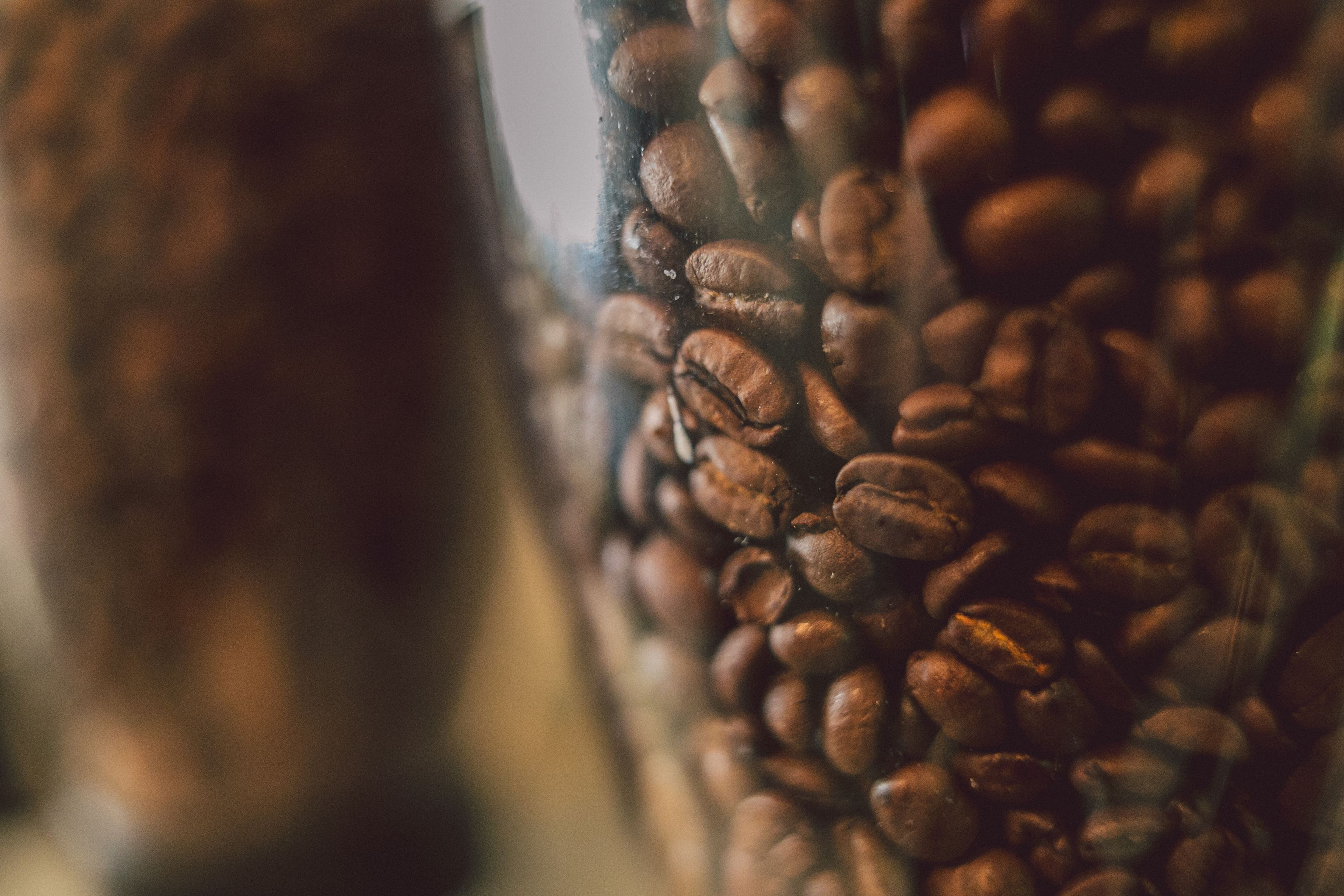 Een close-up van koffiebonen.