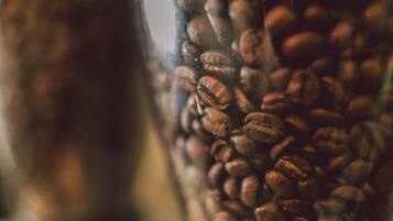Een close-up van koffiebonen.