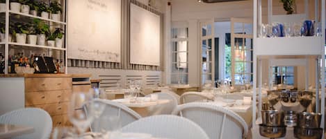 2 restaurants, servant le déjeuner et le dßner; cuisine internationale