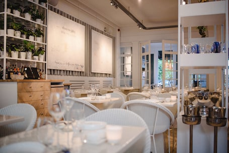 2 restaurants, breakfast, lunch, dinner served; international cuisine