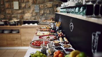 Free daily buffet breakfast