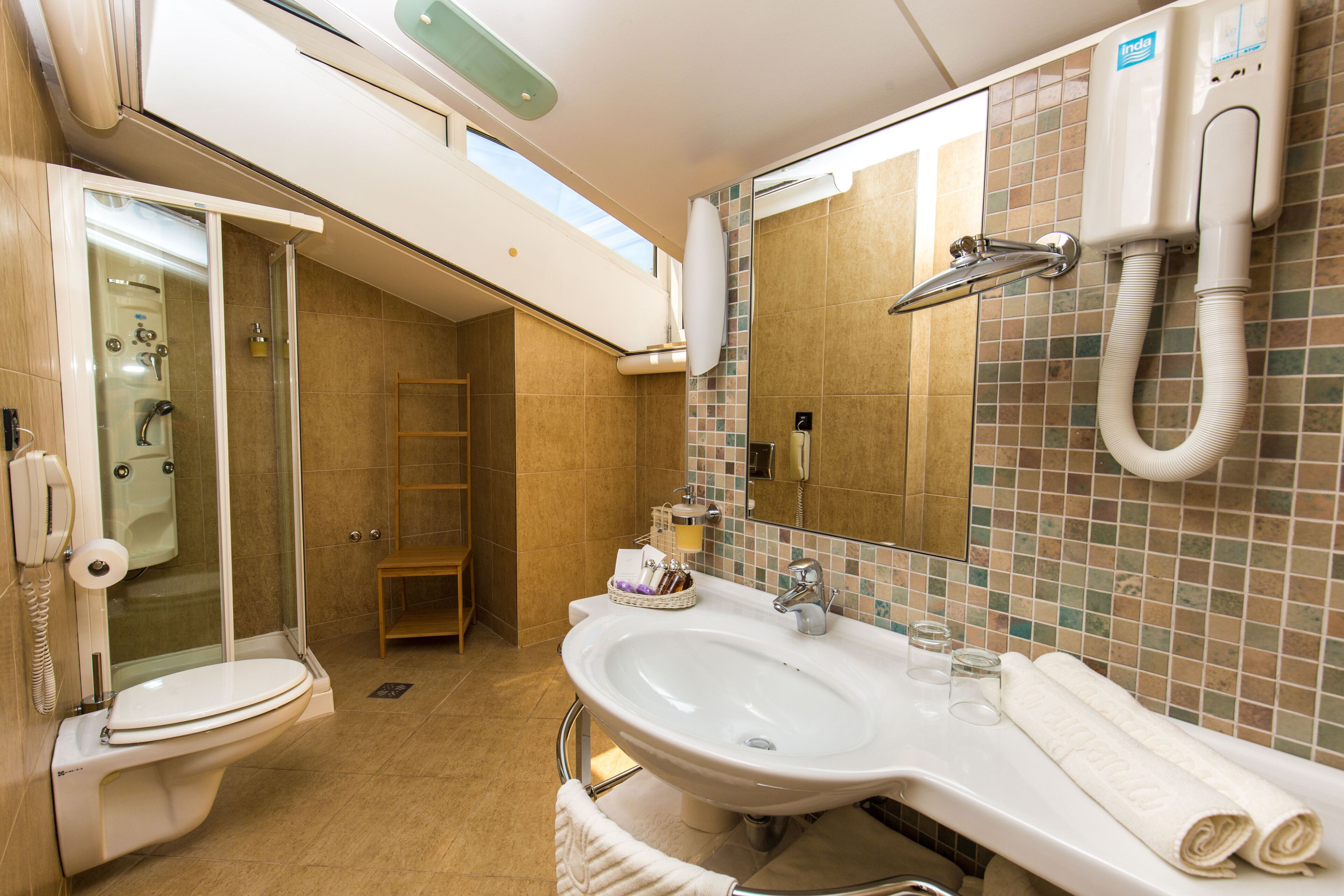 standard double room, partial sea view | bathroom | free toiletries, hair dryer, bathrobes, slippers