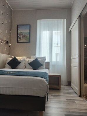 Desk, blackout curtains, soundproofing, iron/ironing board - Will's Hotel (Narbonne)
