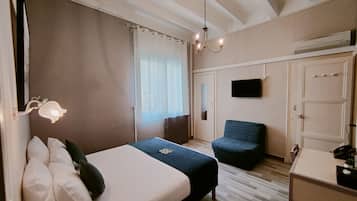 Chambre Queen | Desk, blackout drapes, soundproofing, iron/ironing board