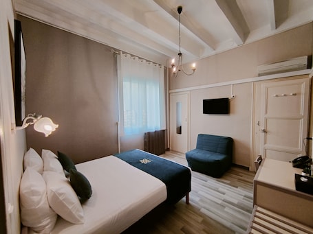 Chambre Queen | Desk, blackout drapes, soundproofing, iron/ironing board. Will's Hotel