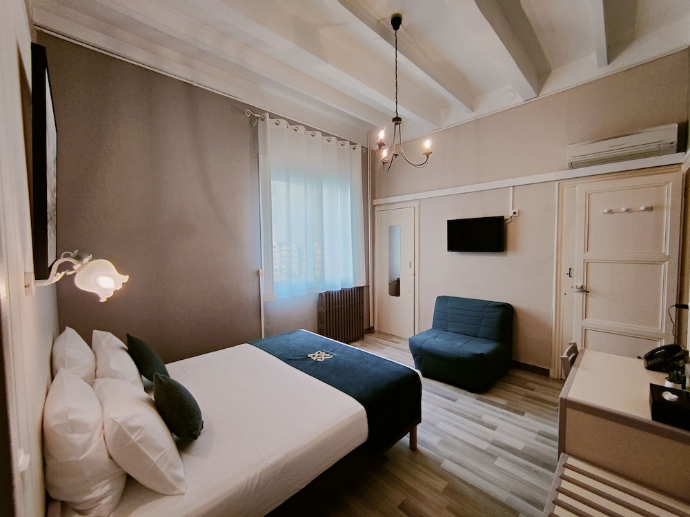 Will's Hotel Narbonne by null