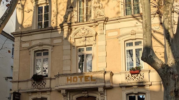 A hotel with a classic facade, large windows, and a prominent entrance. - Will's Hotel (Narbonne)