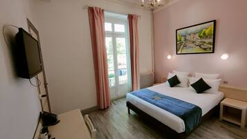 Chambre Queen | Desk, blackout drapes, soundproofing, iron/ironing board