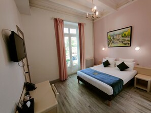 Chambre Queen | Desk, blackout drapes, soundproofing, iron/ironing board - Will's Hotel (Narbonne)