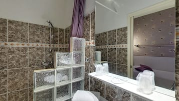 Chambre Single | Bathroom | Free toiletries, hair dryer, towels