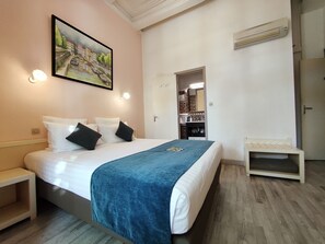 Desk, blackout curtains, soundproofing, iron/ironing board - Will's Hotel (Narbonne)
