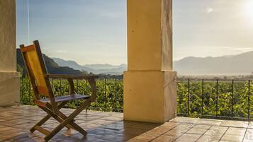 Standard Room, 1 Bedroom, Vineyard View | Egyptian cotton sheets, premium bedding, down comforters, pillowtop beds