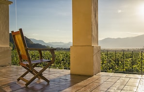 Standard Room, 1 Bedroom, Vineyard View | ผ้าปูที่นอนฝ้ายอียิปต์, เครื่องนอนระดับพรีเมียม, ผ้านวมขนเป็ด