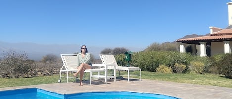 Piscine extérieure, parasols de plage, chaises longues