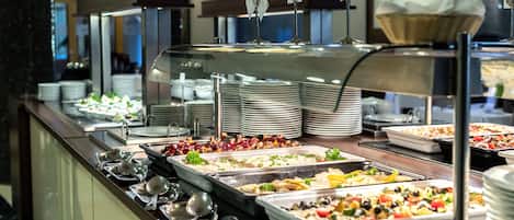 Serveert ontbijt, lunch en diner