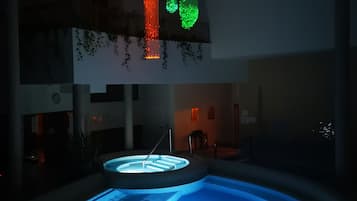 Uma piscina com design circular e uma fonte central.