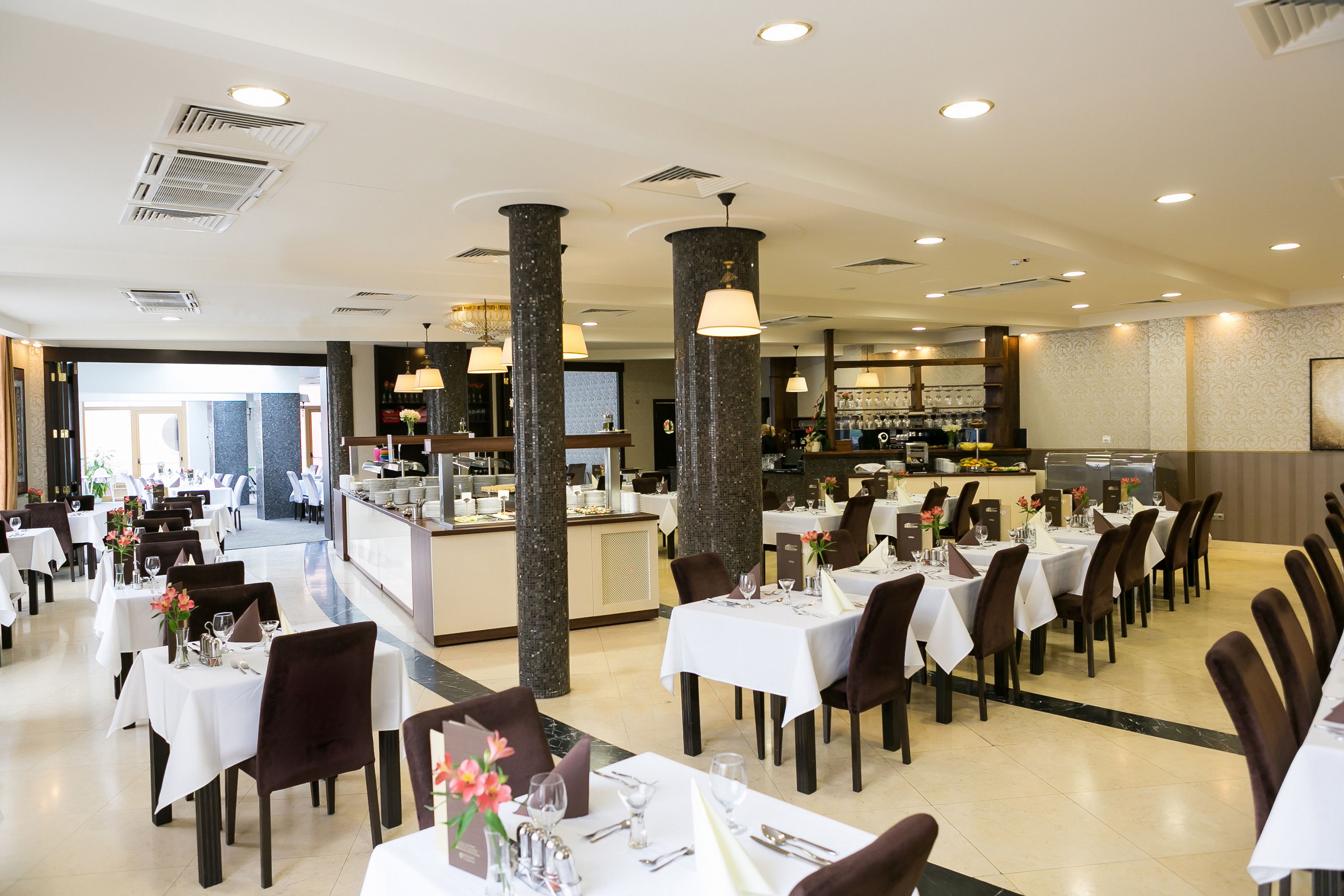 Petit déjeuner, déjeuner et dîner servis sur place