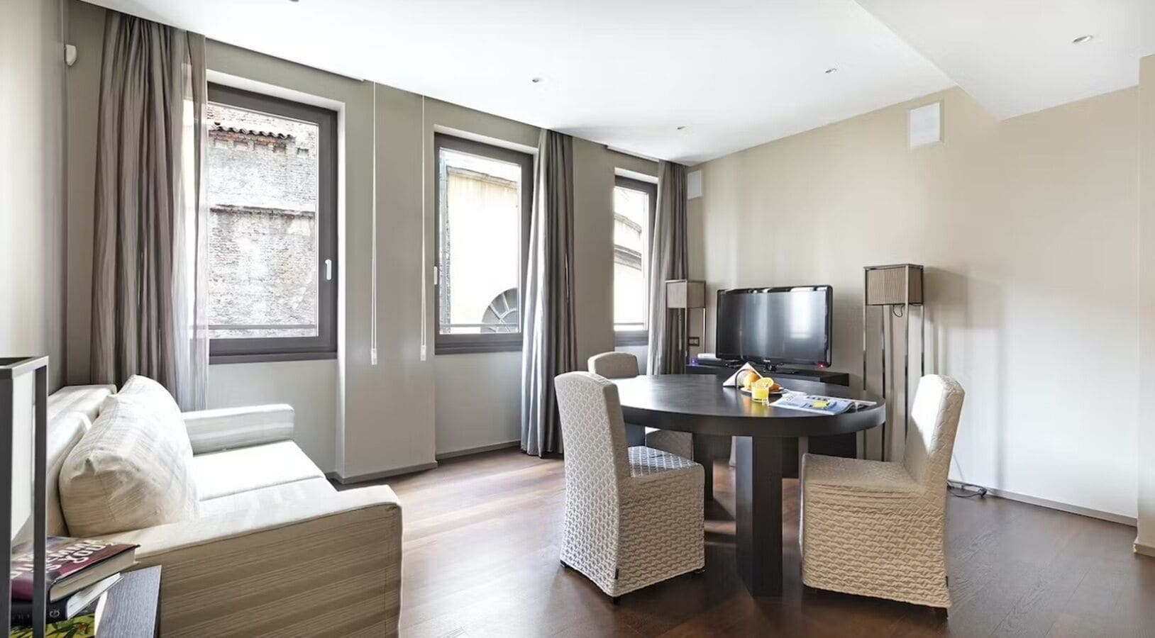 Executive Suite | Living area | LCD TV, MP3 dock