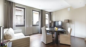 Executive Suite | Living area | LCD TV, MP3 dock
