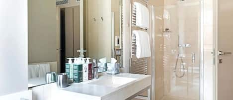 Suite presidencial, 2 habitaciones, 2 baños | Baño | Regadera, regadera tipo lluvia, amenidades de baño de diseñador
