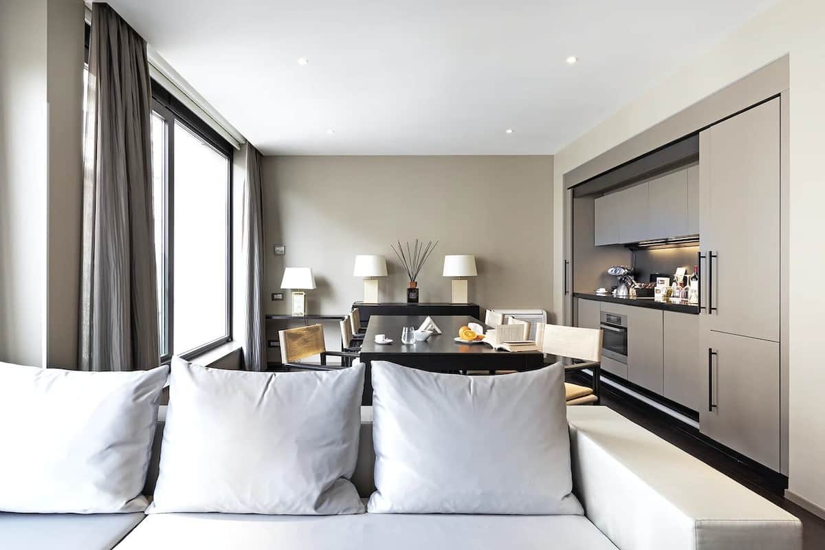 Presidentiële suite, 2 slaapkamers, 2 badkamers | Woonruimte | Een lcd-televisie en een mp3-dock