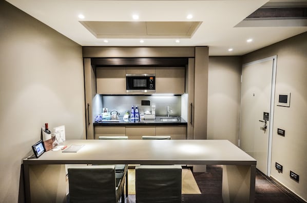 Superior Suite | Private kitchen | Fridge, microwave, oven, stovetop