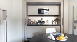 Suíte executiva | Cozinha privada | Geladeira, micro-ondas, fogão, cooktop
