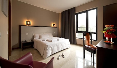 In-room safe, desk, soundproofing, free WiFi