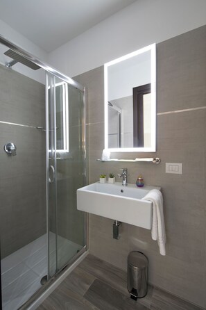Deluxe Double Room | Bathroom | Shower, hydromassage showerhead, free toiletries, hair dryer - Oasi Village Hotel (Milan)