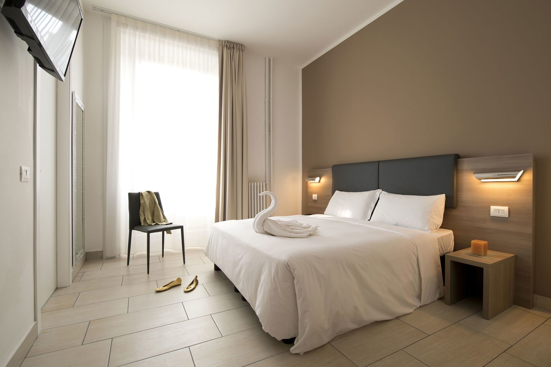 In-room safe, desk, soundproofing, free WiFi