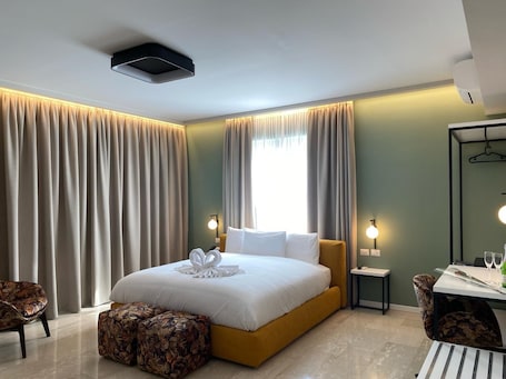 Executive Double Room | In-room safe, desk, soundproofing, free WiFi