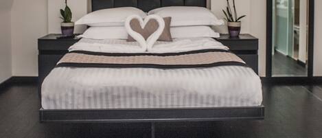 Een kluis op de kamer, een bureau, een laptopwerkplek