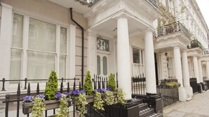 A building with white columns, a balcony with black railings, and a number '39' on the door. - NOX HOTELS - Notting Hill (London)