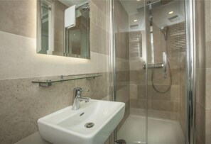 Shower, rainfall showerhead, designer toiletries, hair dryer - NOX HOTELS - Notting Hill (London)