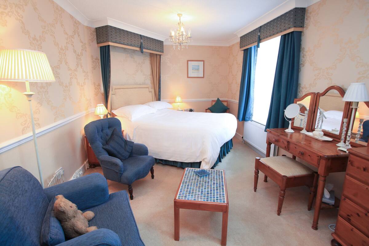 Classic Double Room | Desk, iron/ironing board, free WiFi, bed sheets