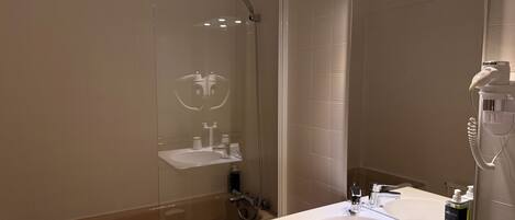 Ducha, artículos de tocador gratuitos, secador de pelo, toallas