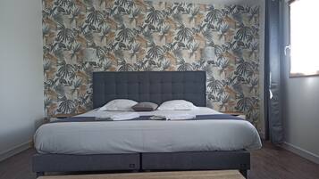 Habitación doble superior | Escritorio, tabla de planchar con plancha y ropa de cama