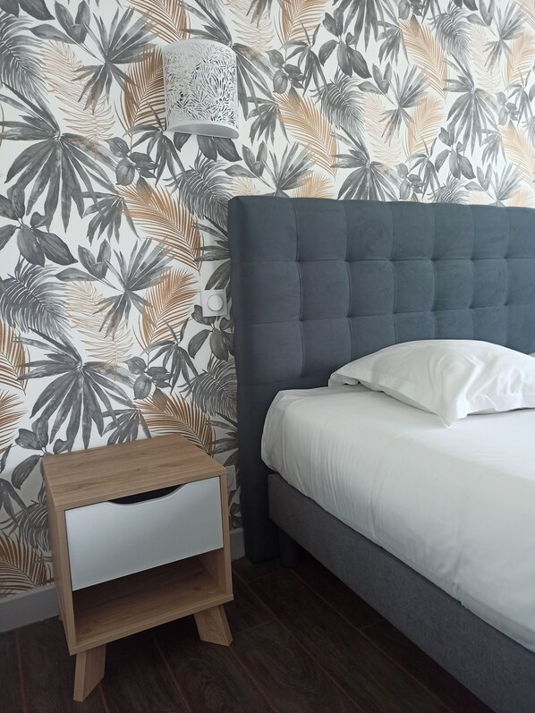 Habitación doble superior | Escritorio, tabla de planchar con plancha y ropa de cama