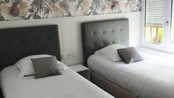 Schreibtisch, Bügeleisen/Bügelbrett, Bettwäsche