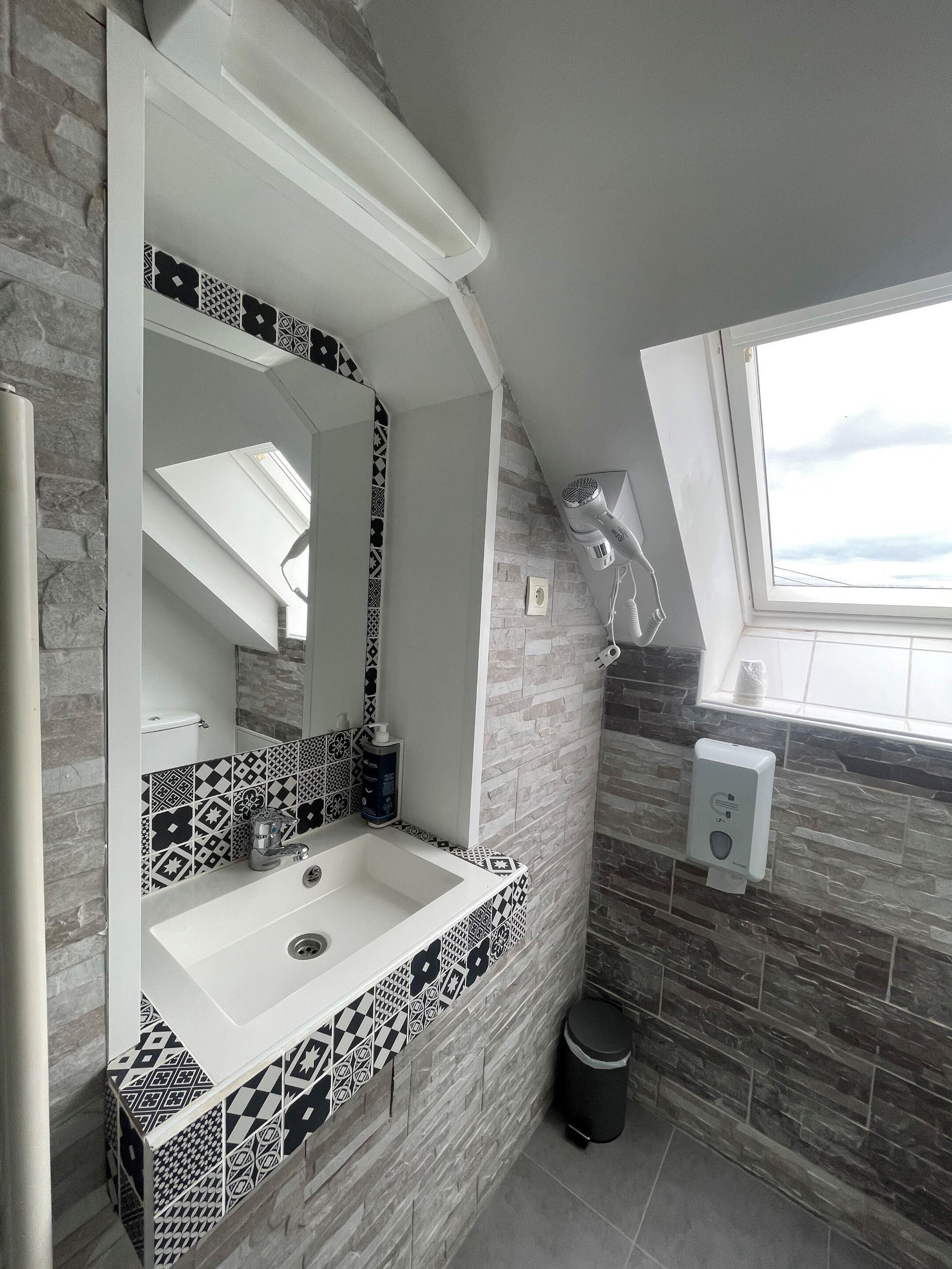 Skrivebord, strykejern/-brett og sengetøy