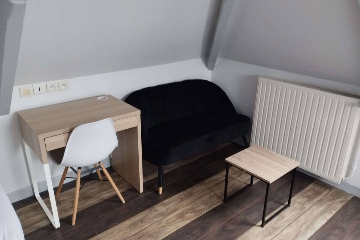 standard triple room | 1 bedroom, desk, iron/ironing board, bed sheets