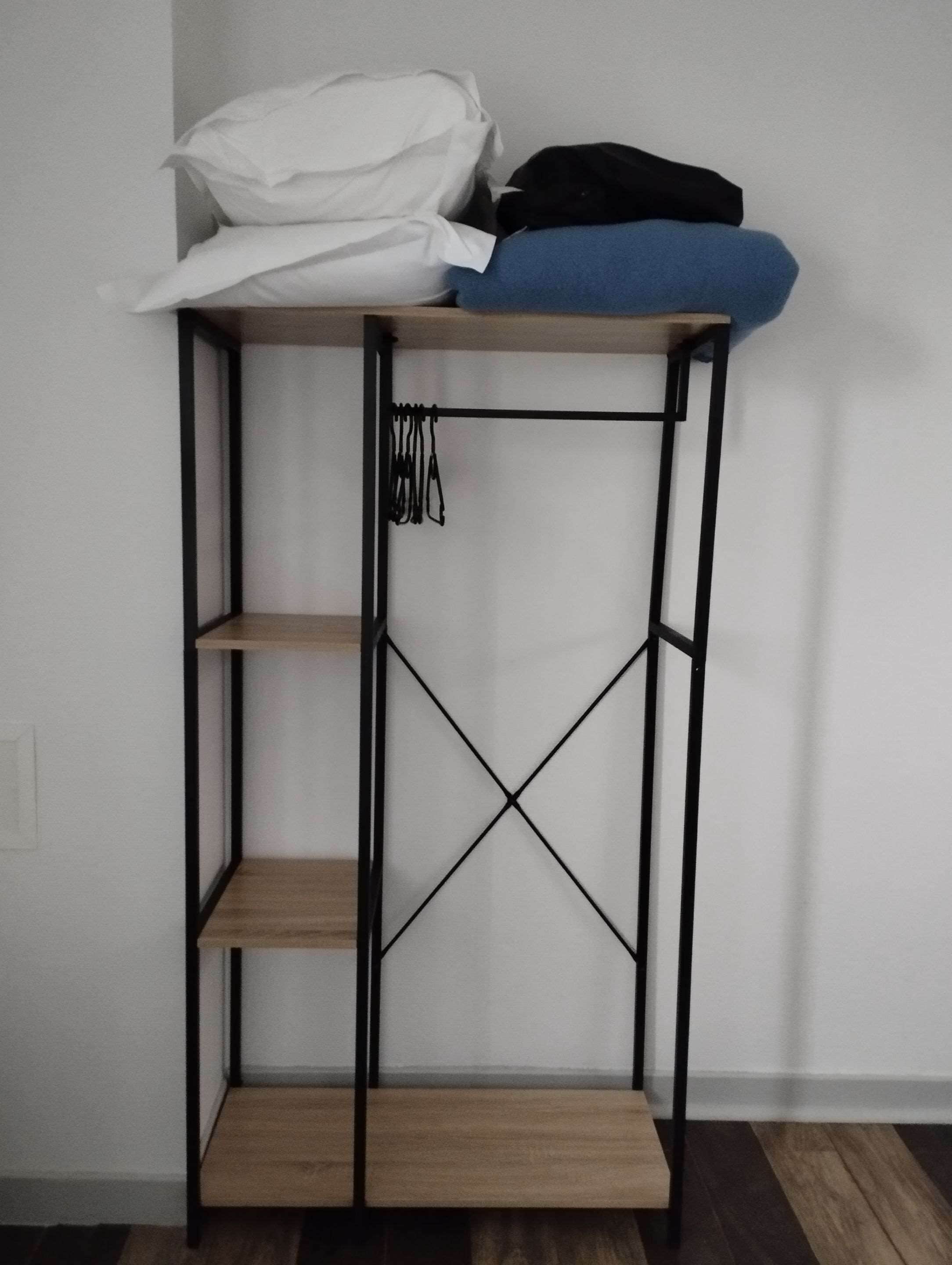 Skrivebord, strykejern/-brett og sengetøy