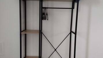 Bureau, fer et planche Ă  repasser, draps fournis