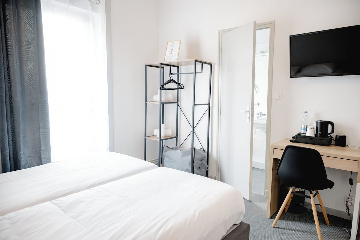 Klassieke Twin kamer, 2 eenpersoonsbedden | Luxe beddengoed, Select Comfort-bedden, een bureau