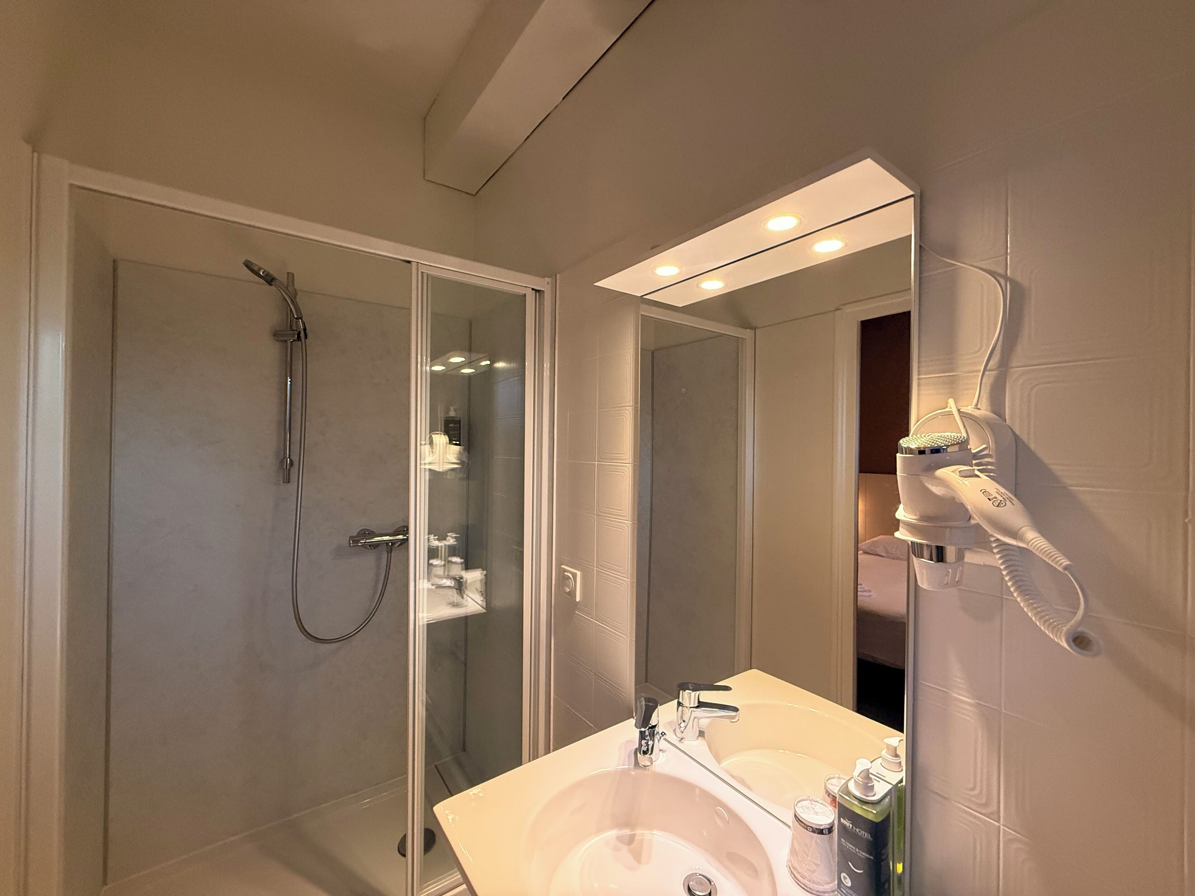 Dobbeltrom – classic, 1 queensize-seng | Bad | Dusj, toalettartikler (inkludert), hårføner og håndklær